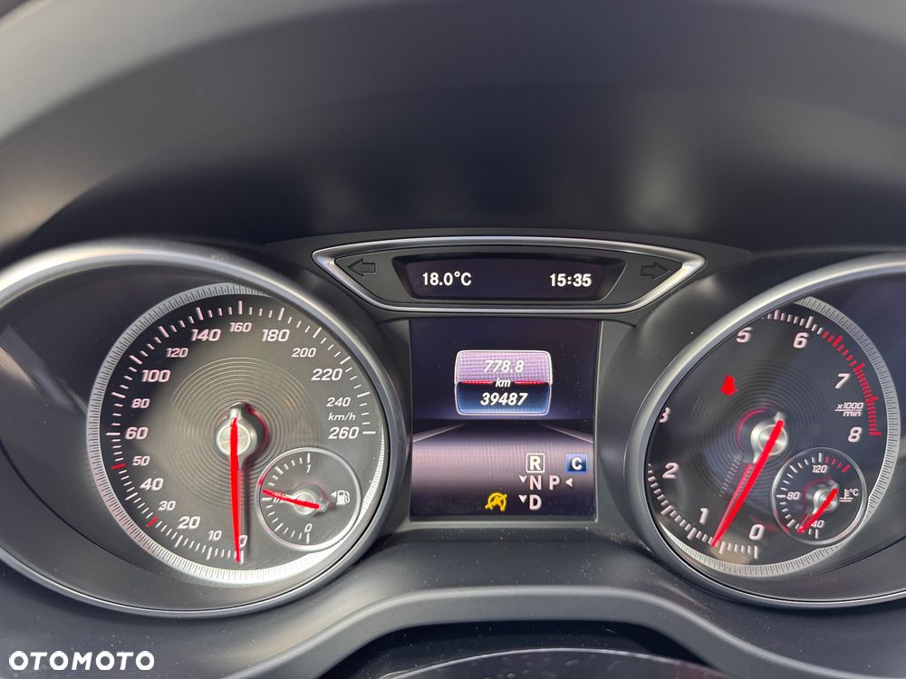 Mercedes-Benz GLA 200 7G-DCT Urban - 10