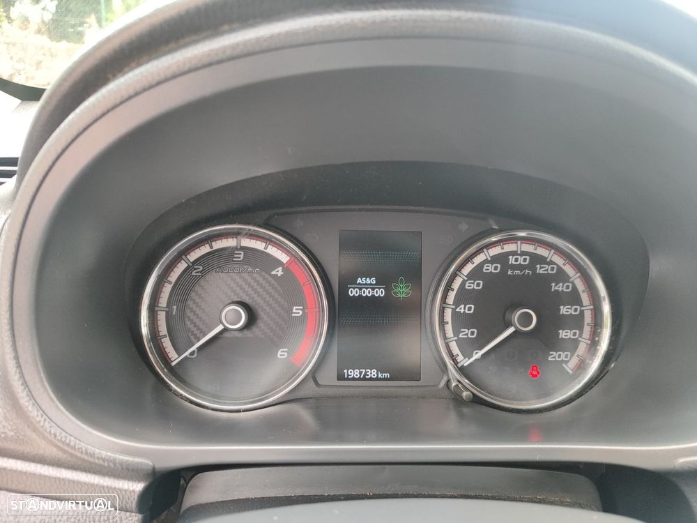 Mitsubishi L200 2.3 DI-D CD Invite Strakar Look 4WD - 6