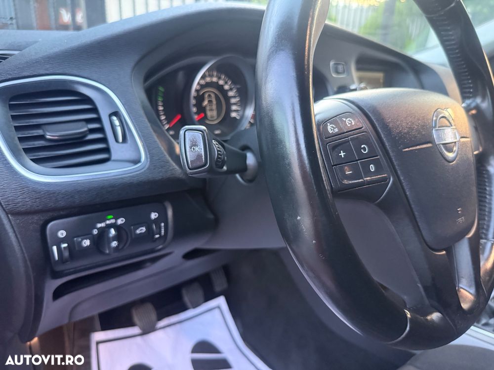 Volvo V40 T2 Momentum - 33