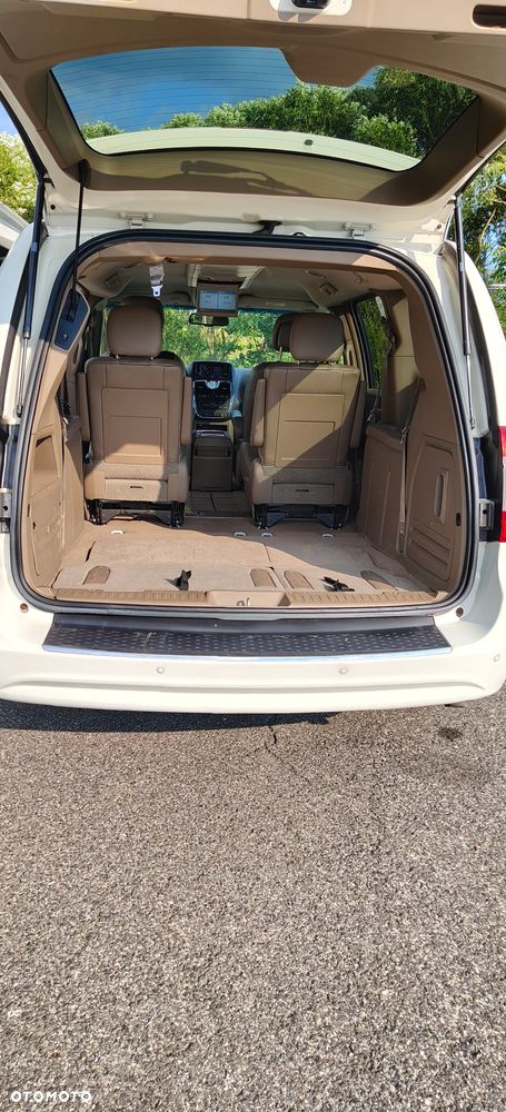 Chrysler Town & Country - 13