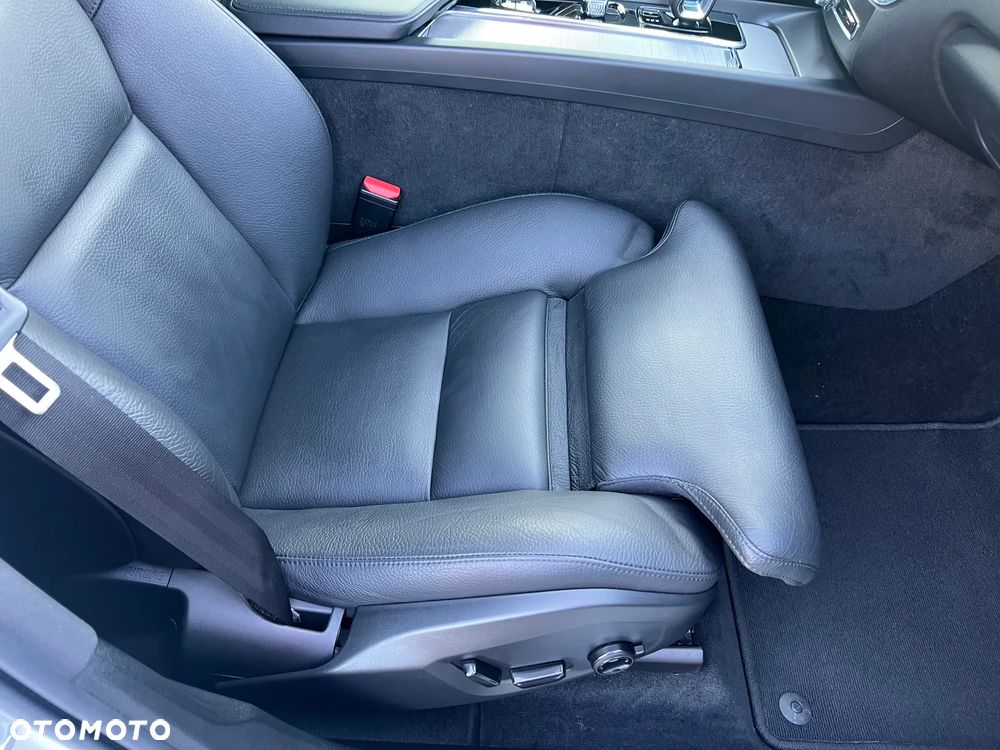 Volvo XC 60 B4 D AWD Plus Dark - 36