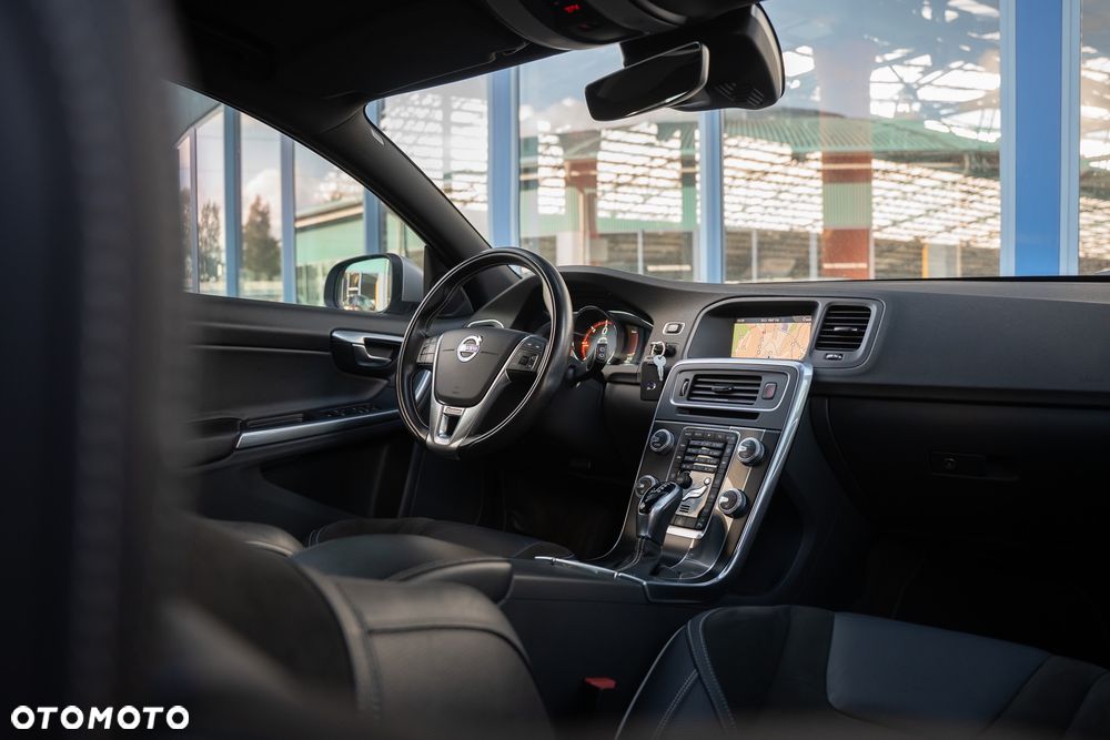 Volvo V60 D4 R-Design - 29