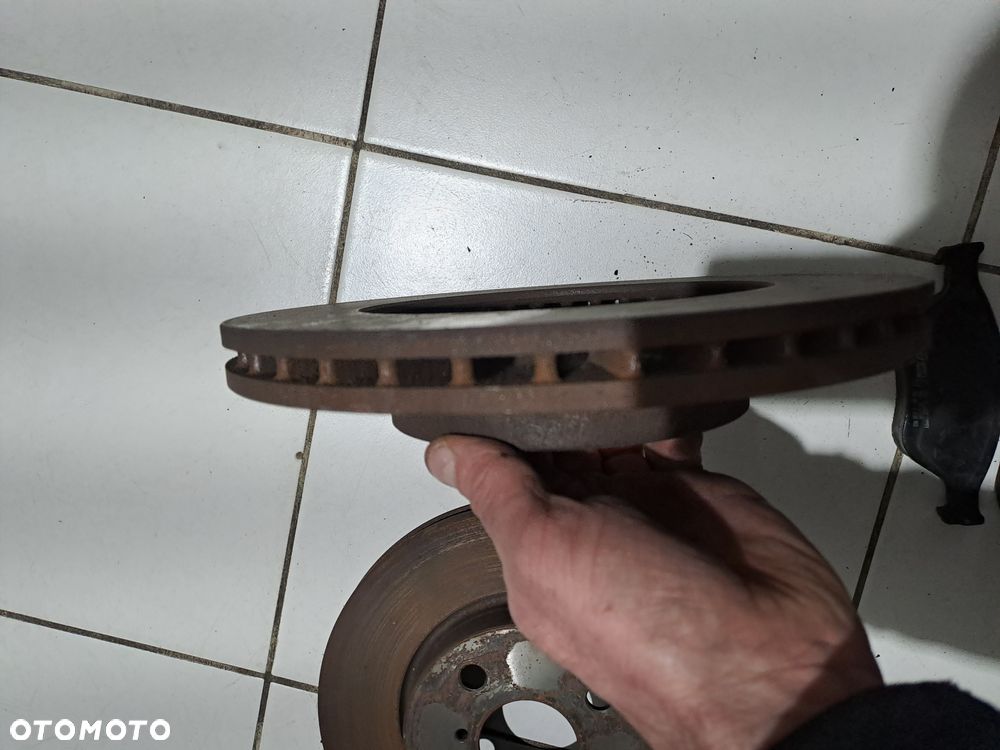 tarcze hamulcowe przód komplet Toyota Yaris II 2011 1.33 VVT-i - 3