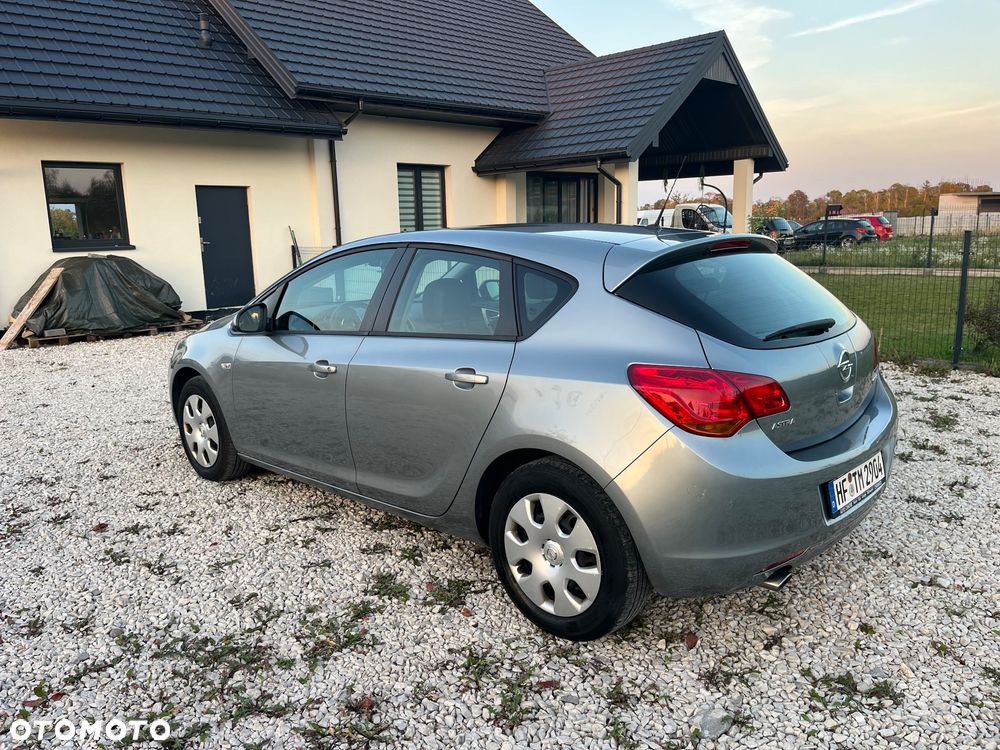 Opel Astra 2010 photo 4