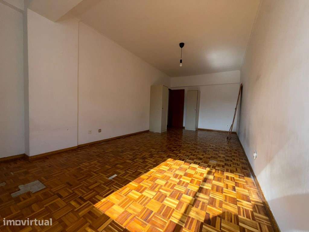 Apartamento T3 para modernização na zona de Pedralvas, Benfica. - Grande imagem: 5/13