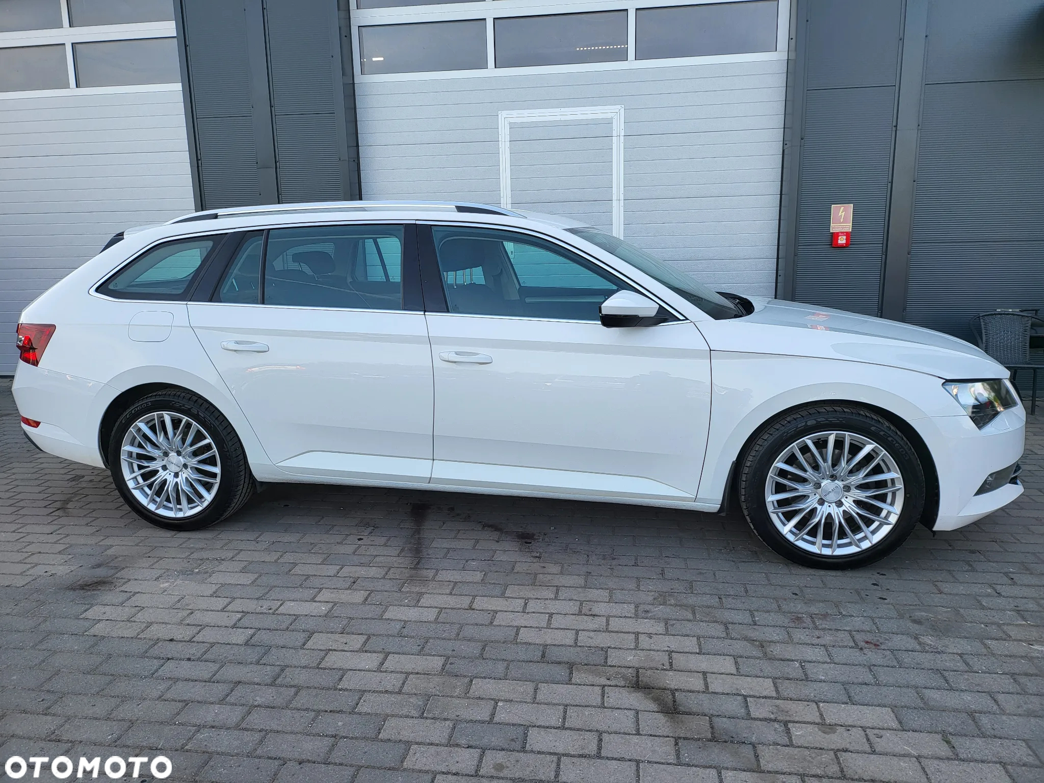 Skoda Superb Combi 2.0 TDI DSG Ambition - 33