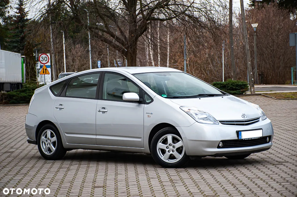 Toyota Prius (Hybrid) Executive - 3