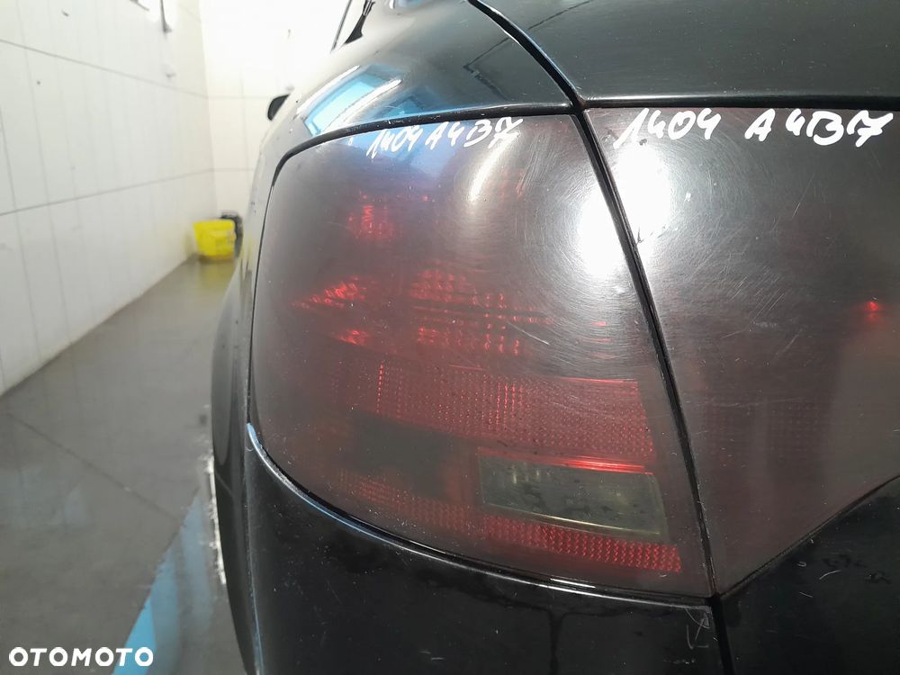 AUDI A4 B7 LAMPA LEWA TYLNA LEWY TYŁ W BŁOTNIK KOMBI - 2