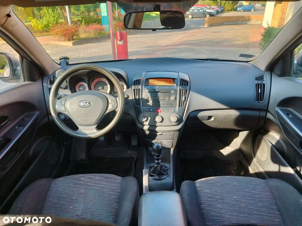 Kia Ceed - 10