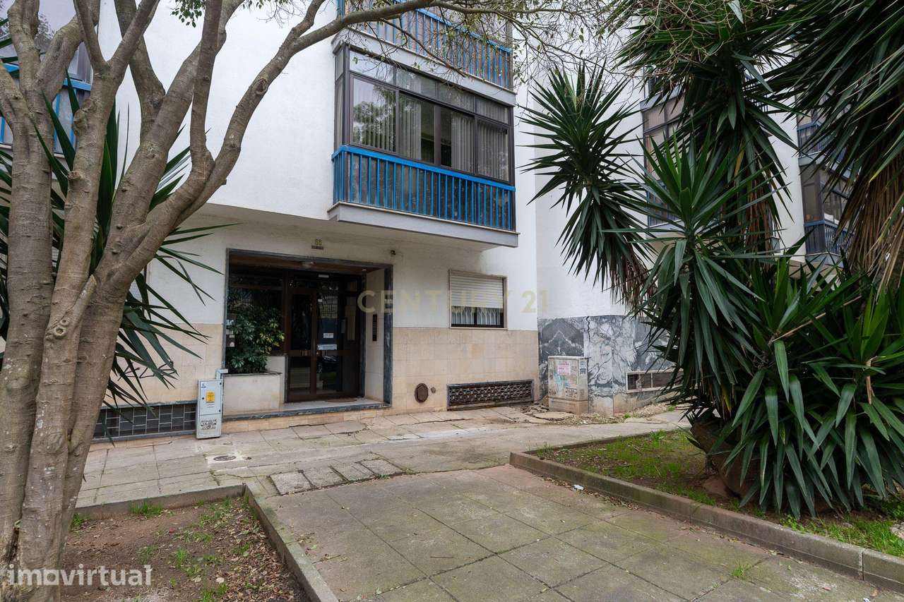 Apartamento de tipologia T2, com box e varandas, localizado em Rio de - Grande imagem: 2/35