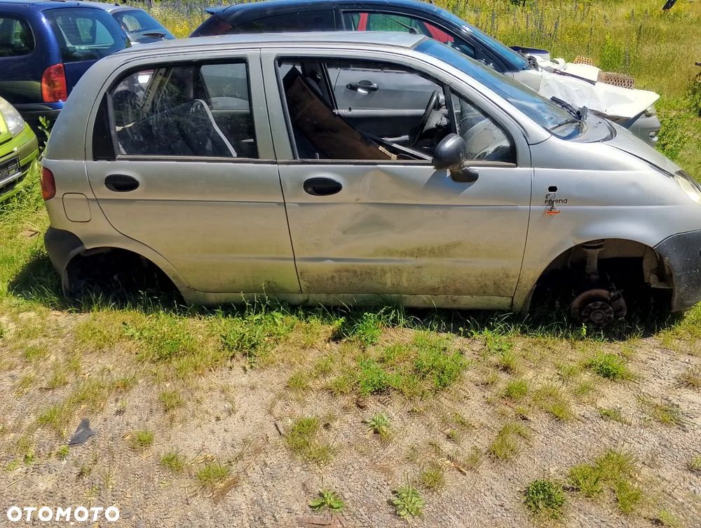 Daewoo Matiz M100 (98-07r.) 0.8 B 51KM. Silnik F8CV Skrzynia.Cały na części. GWARANCJA !!!  Przód Tył Zestaw Komplet Drzwi Klapa Zderzak Błotnik Maska Grill Atrapa Szyba Pas Lampa Lusterko Boczki Fotel Kanapa Kokpit Deska Rozdzielcza Przełącznik Włącznik Sterownik Przewody Wiązka Instalacja Moduł Komputer Czujnik Listwa Pompa Alternator Wtryski Głowica Rozrusznik Kompresor Sprzęgło Dwumas Silnik Skrzynia ABS Klimatyzacji Paliwa Wspomagania Kolektor Turbina Przepustnica Zawór Chłodnica Koło Hak Belka Sanki Zawieszenie Mcpherson Półoś Amortyzator Wydech Tłumik Zacisk Most - 4