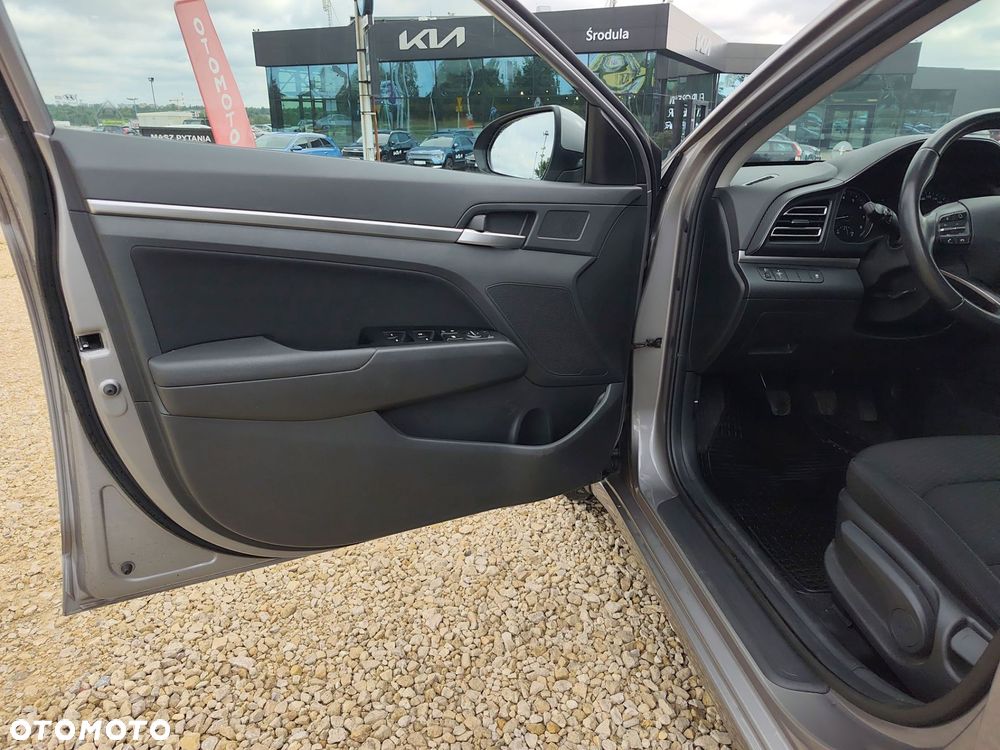 Hyundai Elantra 1.6 Comfort - 10