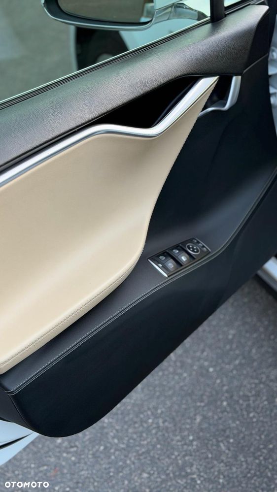 Tesla Model S - 10