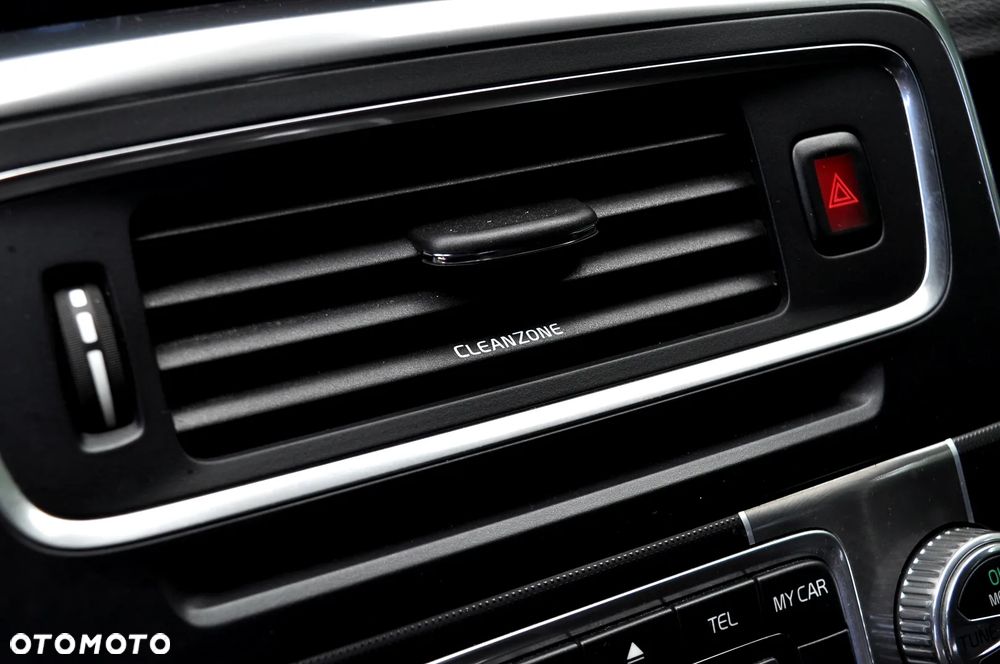 Volvo V60 D4 Geartronic R-Design - 29