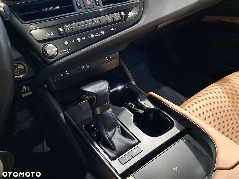 Lexus ES 300h Business Edition - 15
