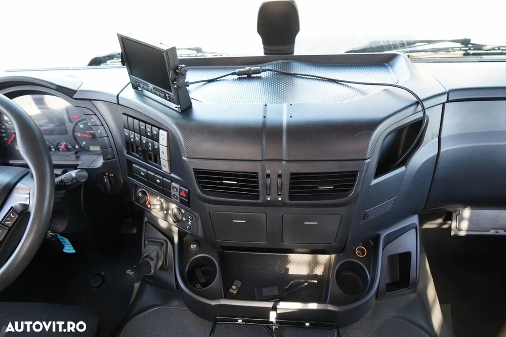 Iveco STRALIS 420 / 6X2 / LIVRARE 6.5m + HDS FASSI. F185 CAPACITATE MAXIMĂ DE ÎNCĂRCARE 5750 KG / RADIOCOMANDĂ / ROTATOARE / ANVELOPE 100% / - 33