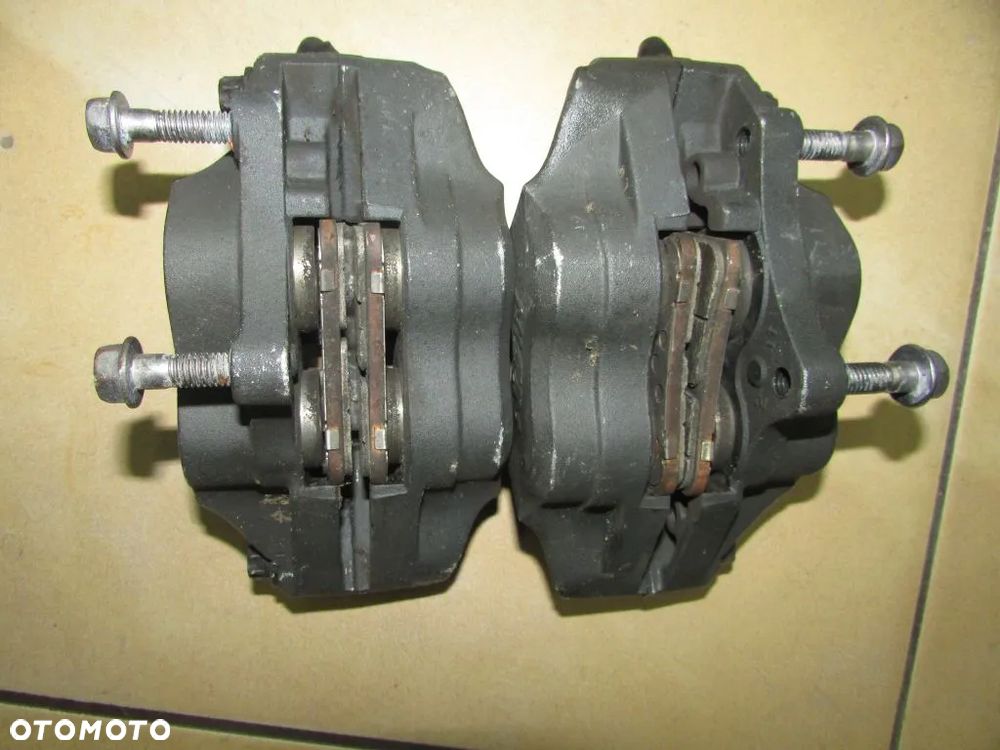 Honda Hornet CB900 SC48 02-07 zaciski hamulcowe przód - 2