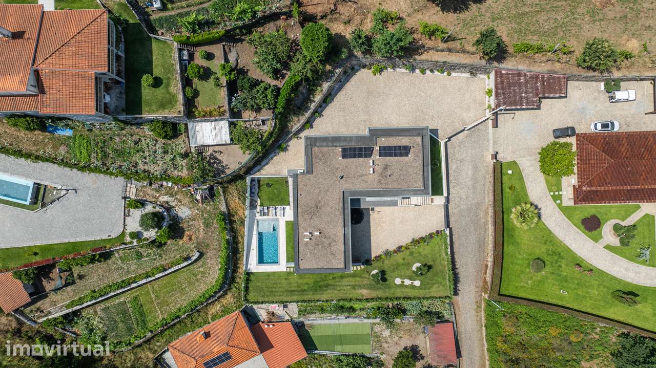 Moradia de Arquitetura Contemporânea com Piscina | Fafe - Grande imagem: 4/50