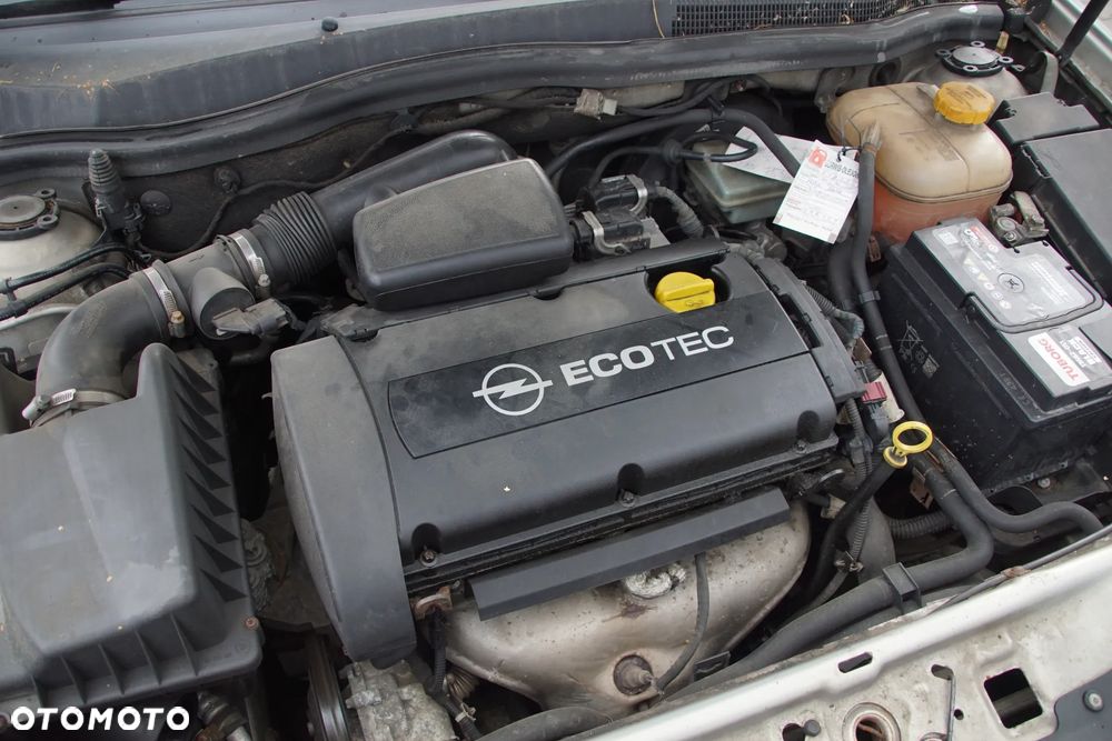 Auto na części - Opel Astra III H 1.6 105 KM Z16XEP F17 Z167 2004R Silnik Skrzynia Drzwi Maska Błotnik Zderzak Klapa Lampa Lusterko Klamka Szyba Deska Kokpit Sterownik Moduł Czujnik Licznik Wyświetlacz Panel Kierownica - 18