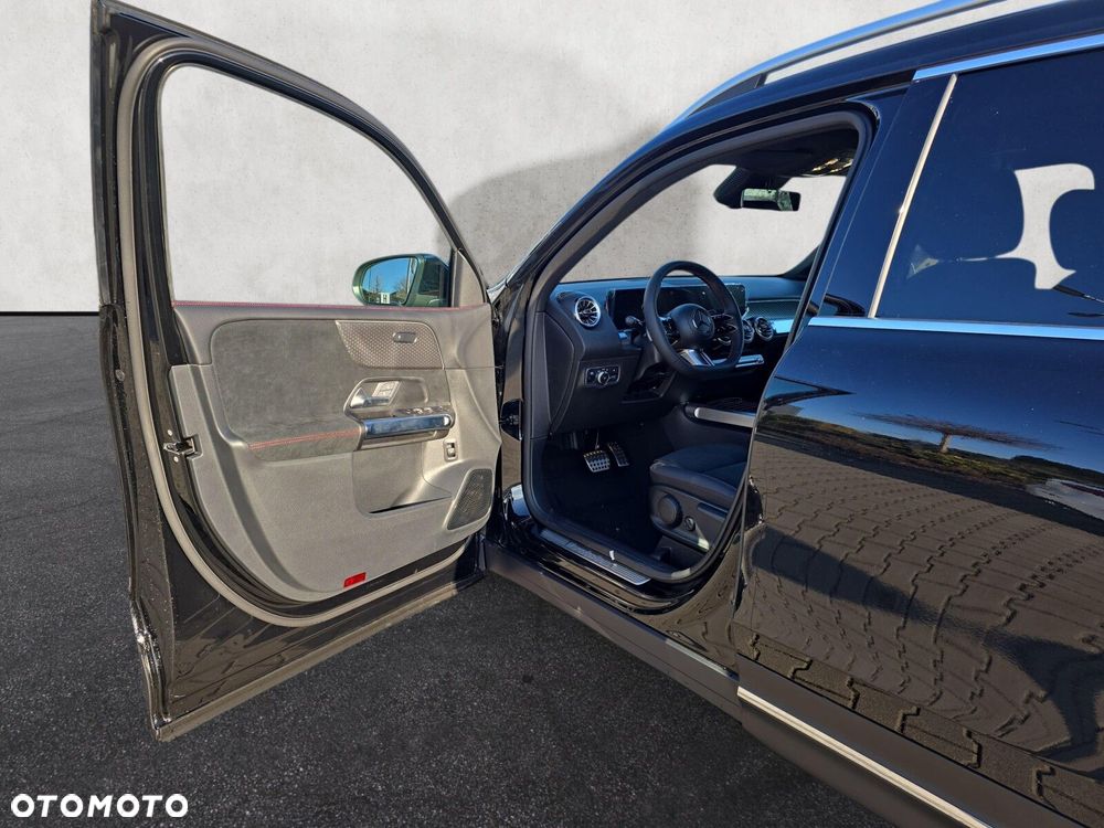 Mercedes-Benz GLB - 11