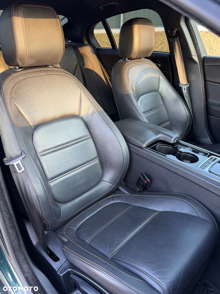 Jaguar XE 2.0 D R-Sport - 27