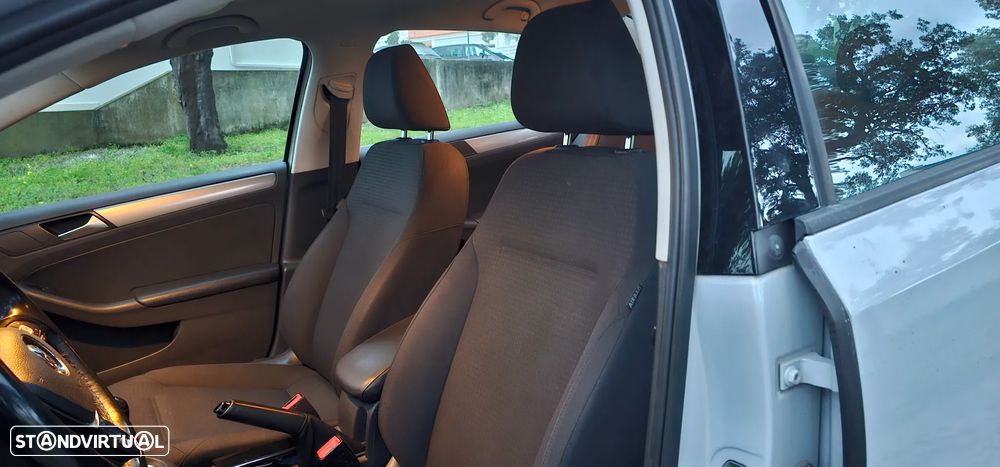 VW Jetta 2.0 TDI Confortline - 4