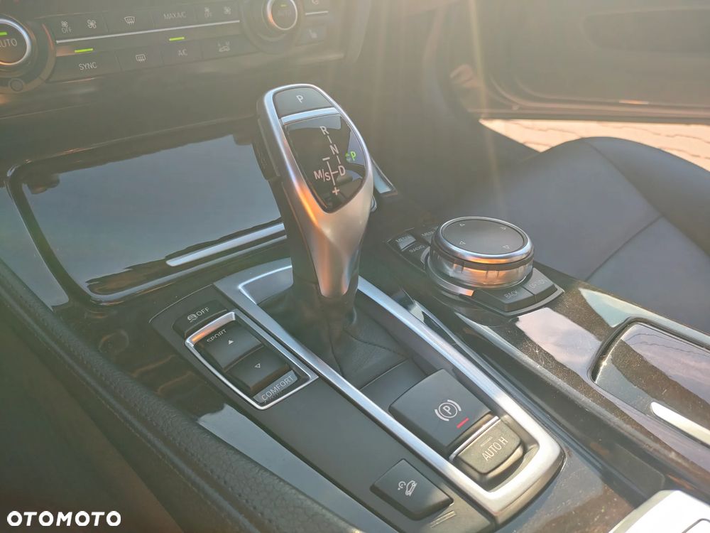 BMW Seria 5 528i Luxury Line - 33