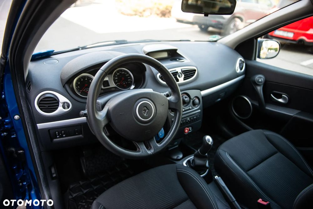 Renault Clio 1.2 16V Confort Authentique - 16