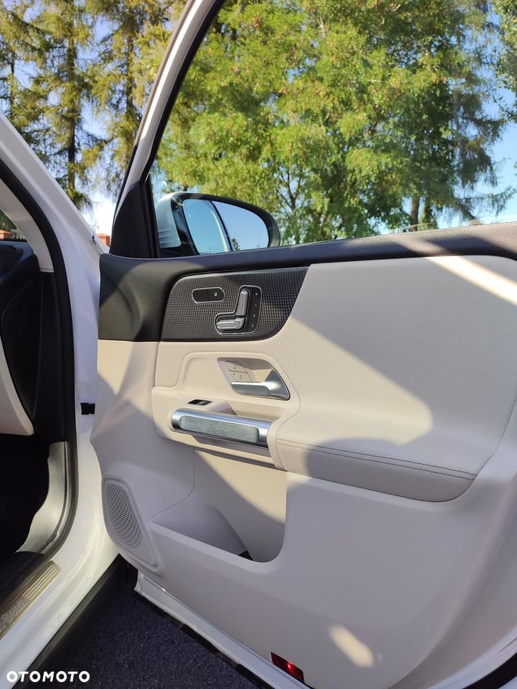 Mercedes-Benz GLB 250 4-Matic 8G-DCT - 12
