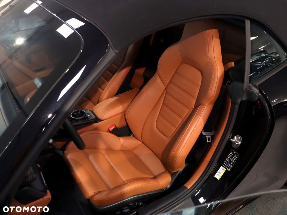 Porsche 911 Carrera T-Hybrid 4 GTS - 16