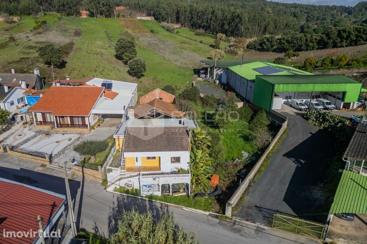 Moradia T3 em Alcobertas com lareira, varanda e potencial de investime - Grande imagem: 4/30