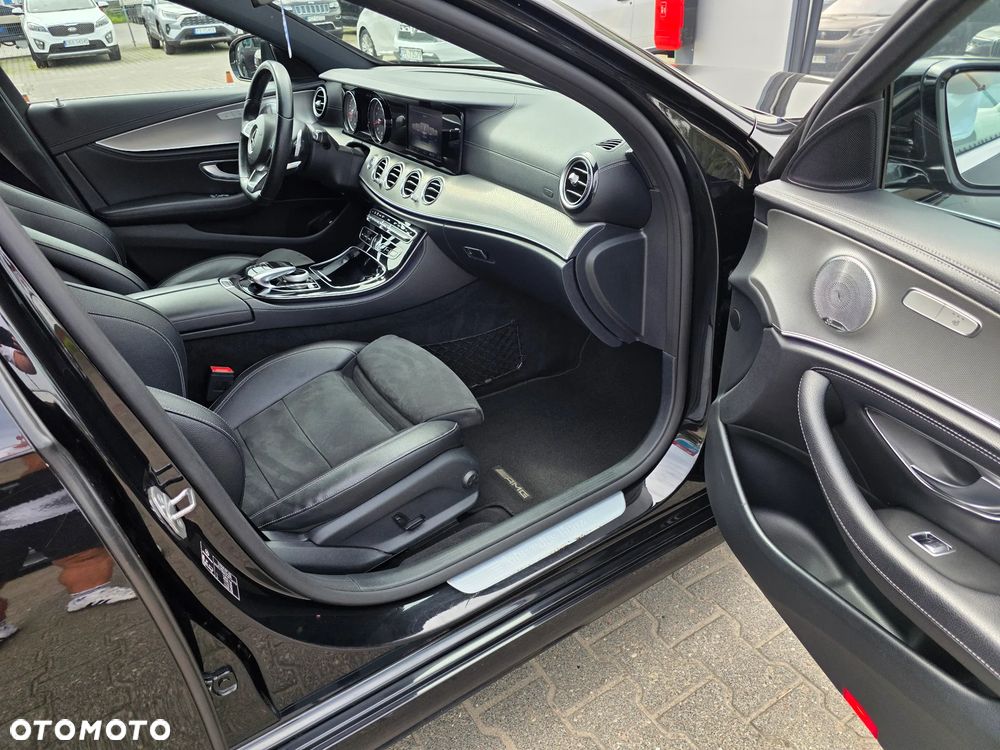 Mercedes-Benz Klasa E 200 4Matic 9G-TRONIC AMG Line - 28