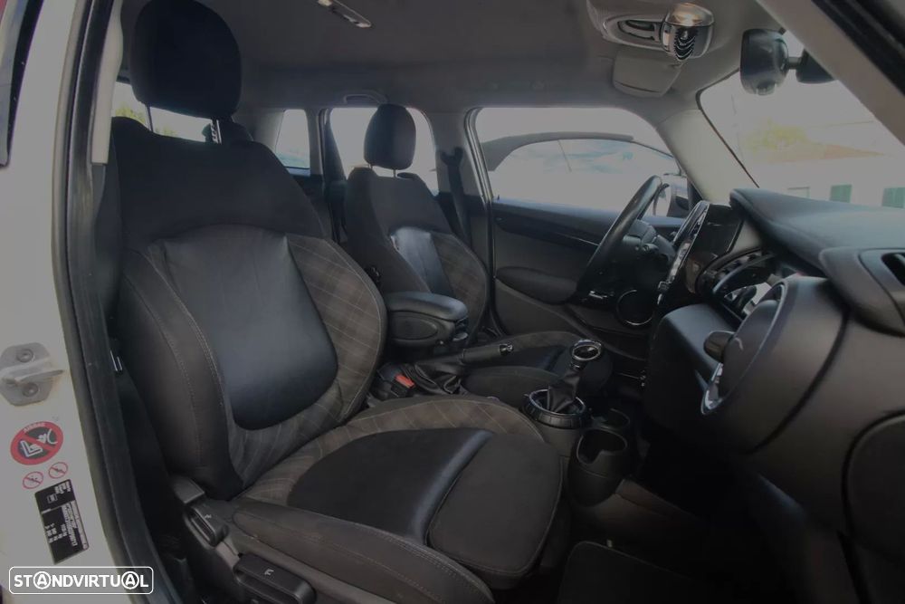 MINI 5 Portas Cooper D Auto - 26