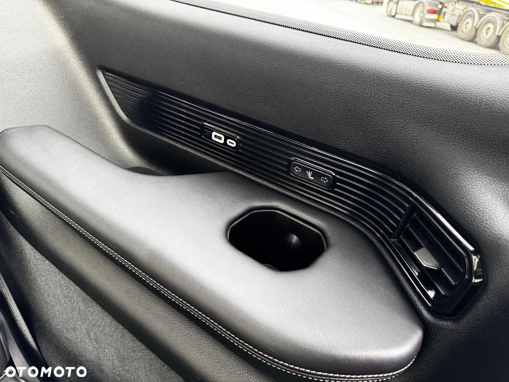 Jeep Grand Wagoneer - 22