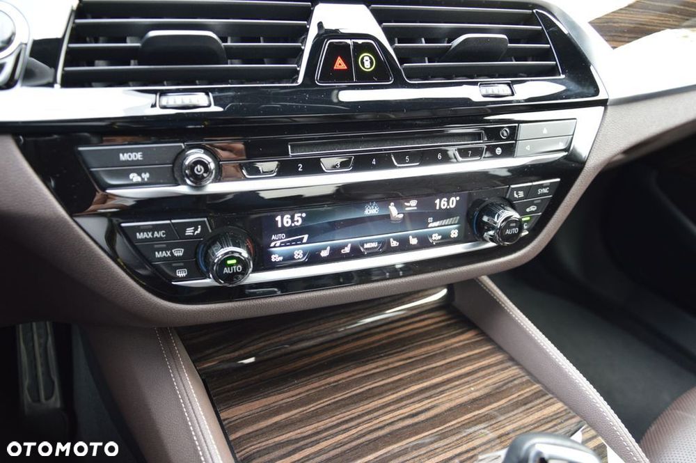 BMW Seria 5 M550i xDrive sport - 21