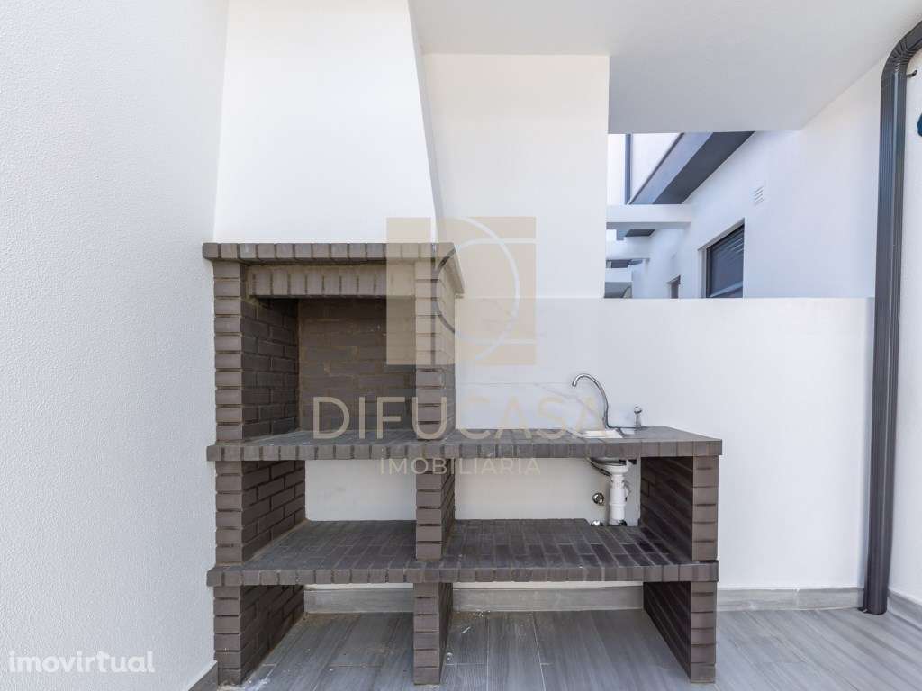 R300 Moradia T4 localizada centro Fernão Ferro - Grande imagem: 5/44