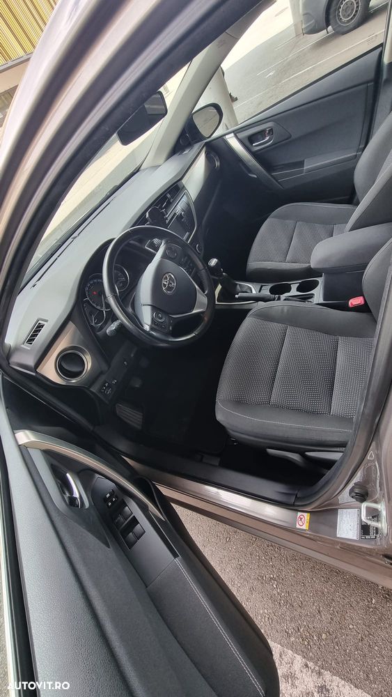 Toyota Auris 1.4 D-4D - 11