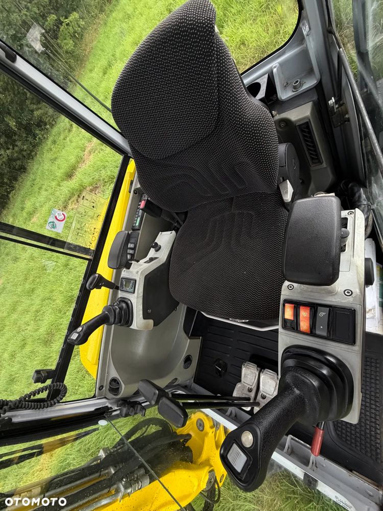 Wacker Neuson EZ38 koparka Gąsienicowa 4 tony. 2018 rok. Maszyna jak nowa 1600mtg.  Aktualna DEKRA BMWT 2026r. dodatkowa linia Hydrauliczna. Zamki na tłokach. Szybko-złącze Hydrauliczne. zmiana łyżek bez wychodzenia z Kabiny! Ani deka luzów wycieków. Okazja! 2 łyżki Oryginalne skandynawskiego typu. Yanmar silnik. Maszyna z Norwegii z Gospodarstwa Aktualna Dokumentacja! ani deka luzów i wycieków! OKAZJA Linia Hydr. Plus. Długie ramię PLUS. Oświetlenie LED. Gąski bardzo ładne. Wielka Okazja! Pełne sterowanie z dżojstików!! - 13