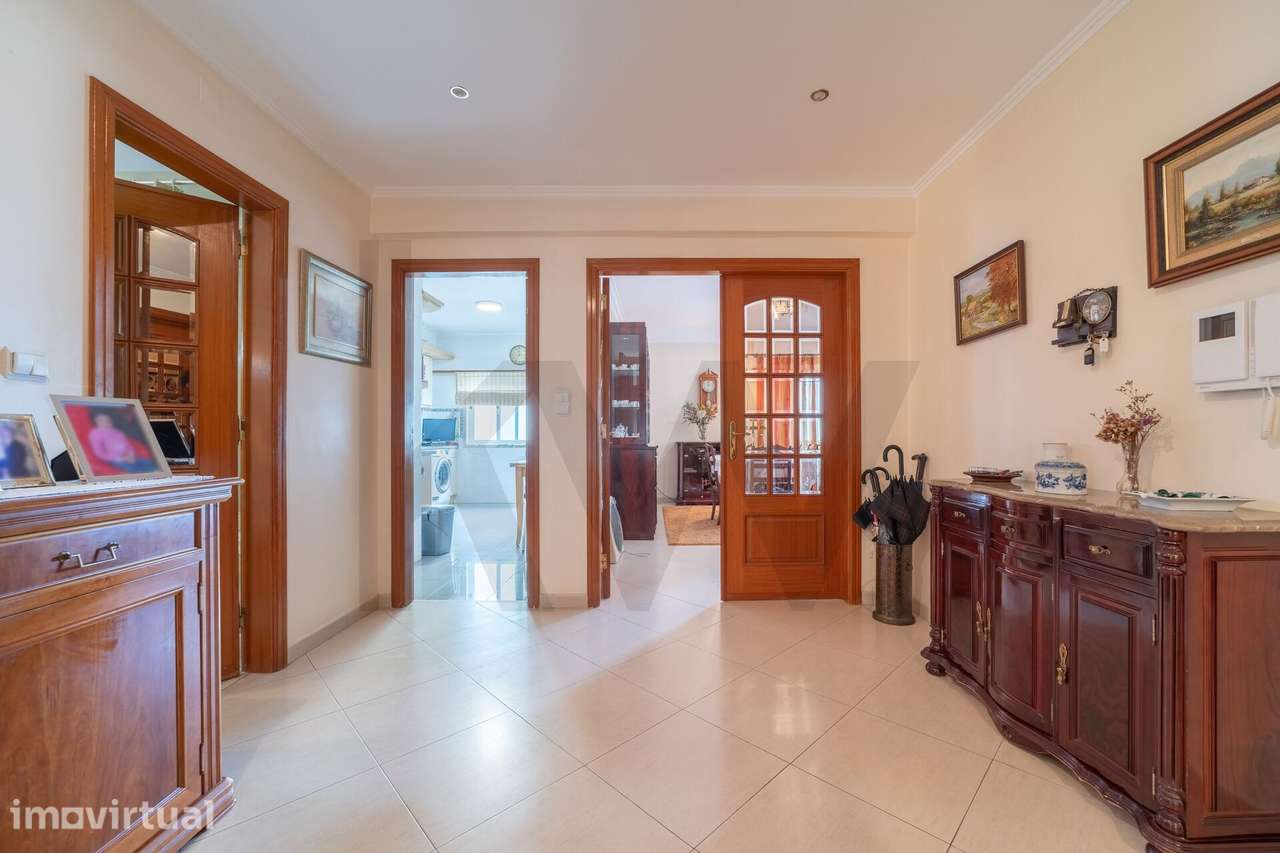 Apartamento T3 na Falagueira | 123 m2 | 2 WC |  Metro |  Estacionam - Grande imagem: 2/25