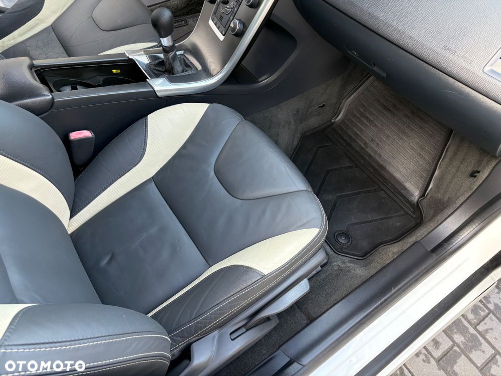 Volvo XC 60 DRIVe R Design - 24