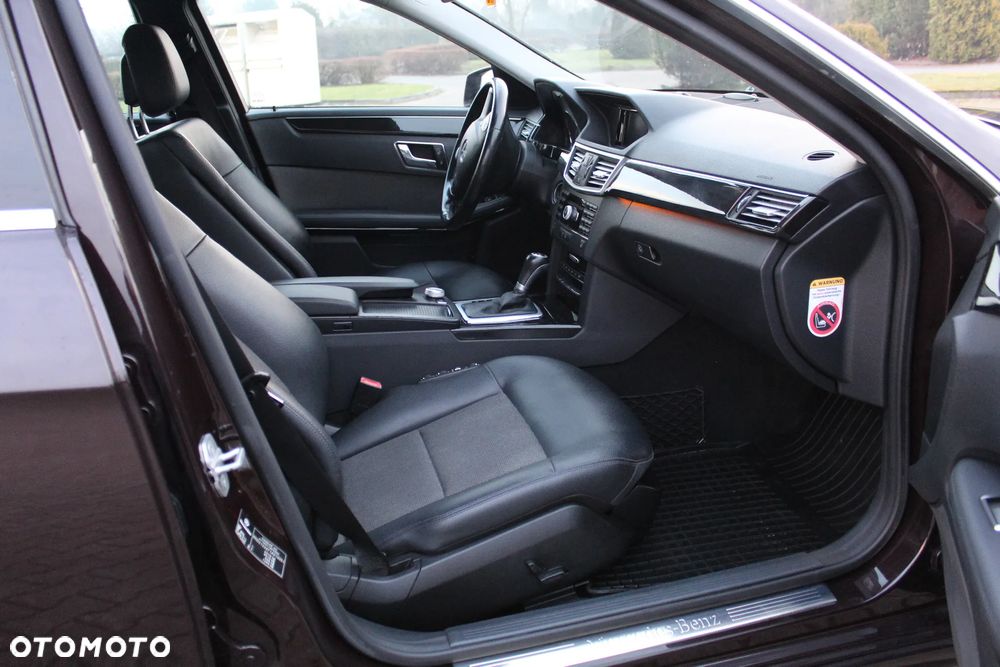 Mercedes-Benz Klasa E 250 CGI BlueEFFICIENCY 7G-TRONIC Avantgarde - 23