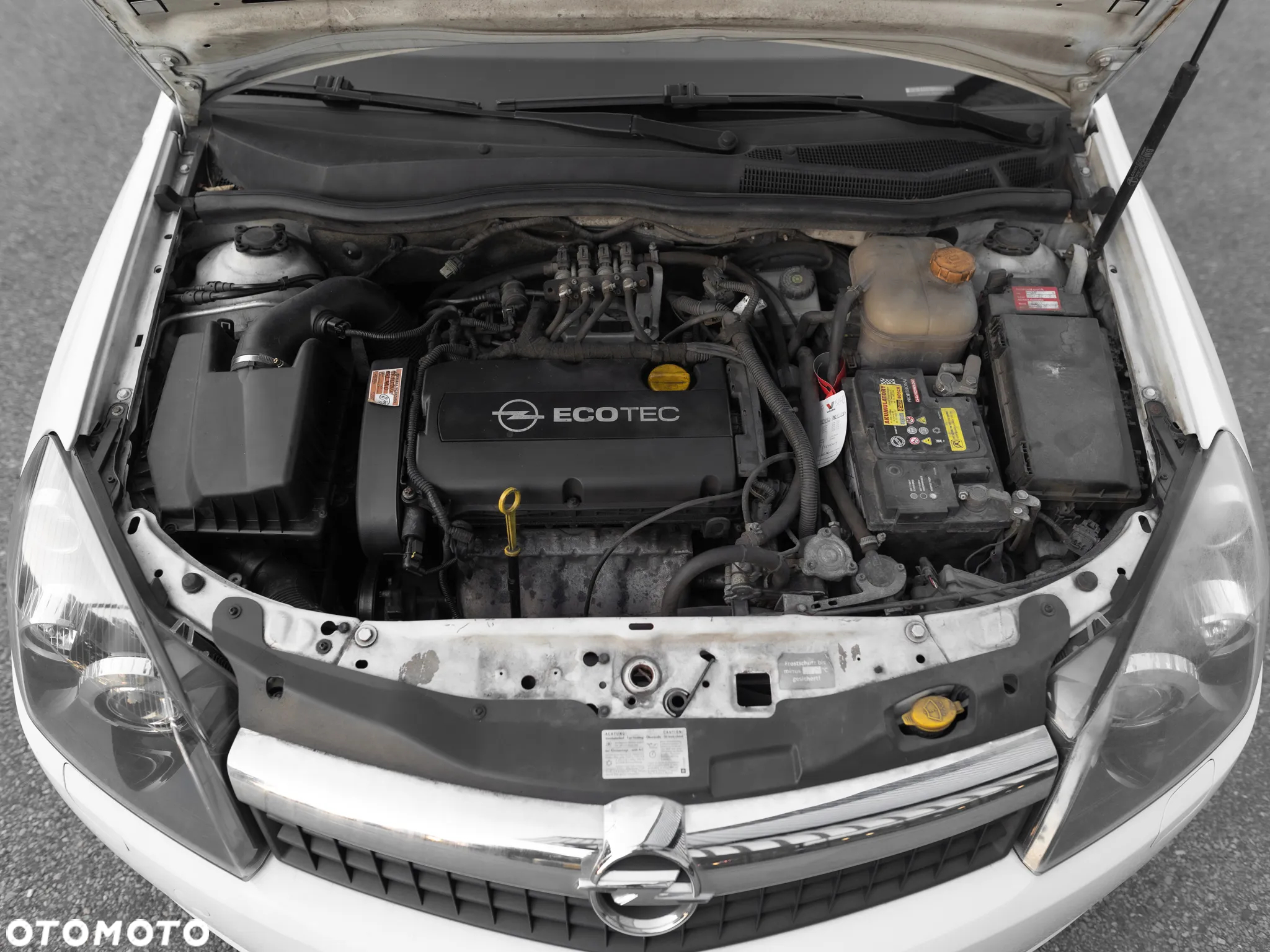 Opel Astra GTC 1.6 Black&White - 33