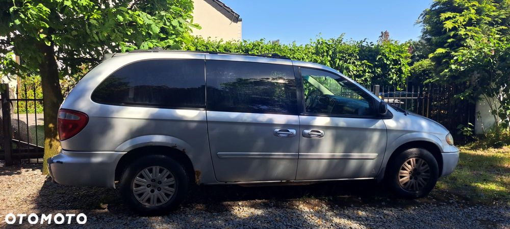 Chrysler Town & Country - 3