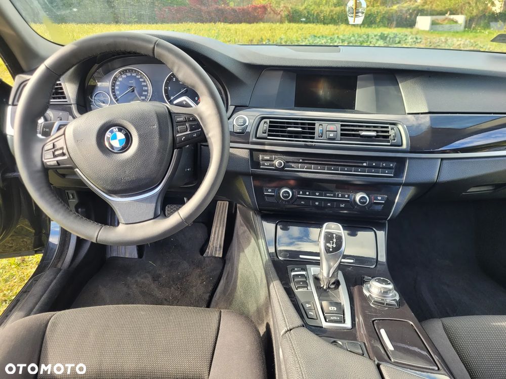 BMW Seria 5 525d xDrive - 11
