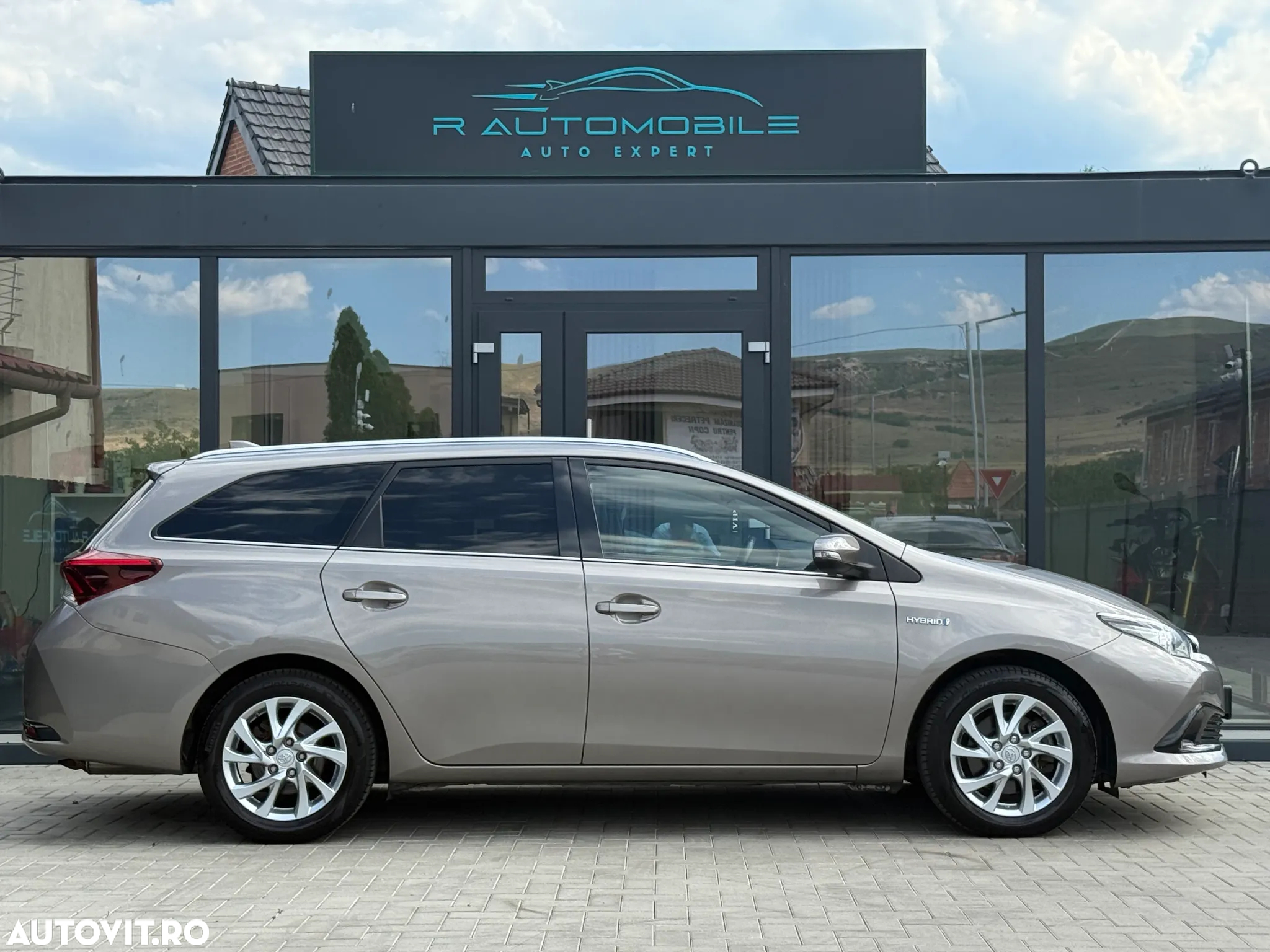 Toyota Auris 1.8 VVT-i Hybrid Automatik Touring Sports Design Edition - 2