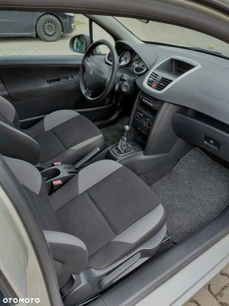 Peugeot 207 - 12
