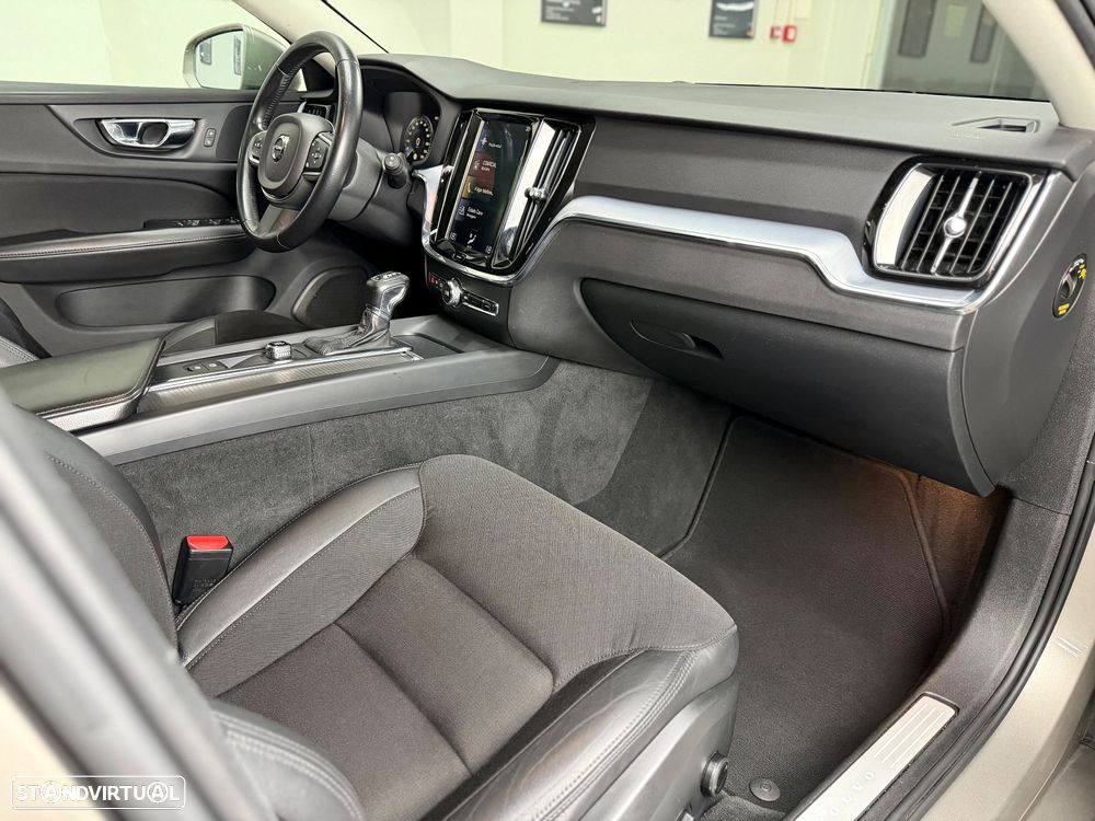 Volvo V60 2.0 D3 Momentum Core Geartronic - 25