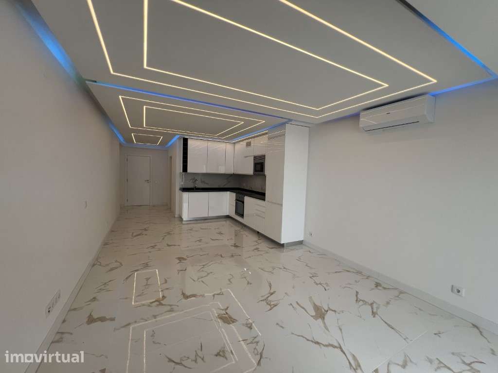 Apartamento totalemtne remodelado, com VISTA MAR, estacionamentona ... - Grande imagem: 2/21