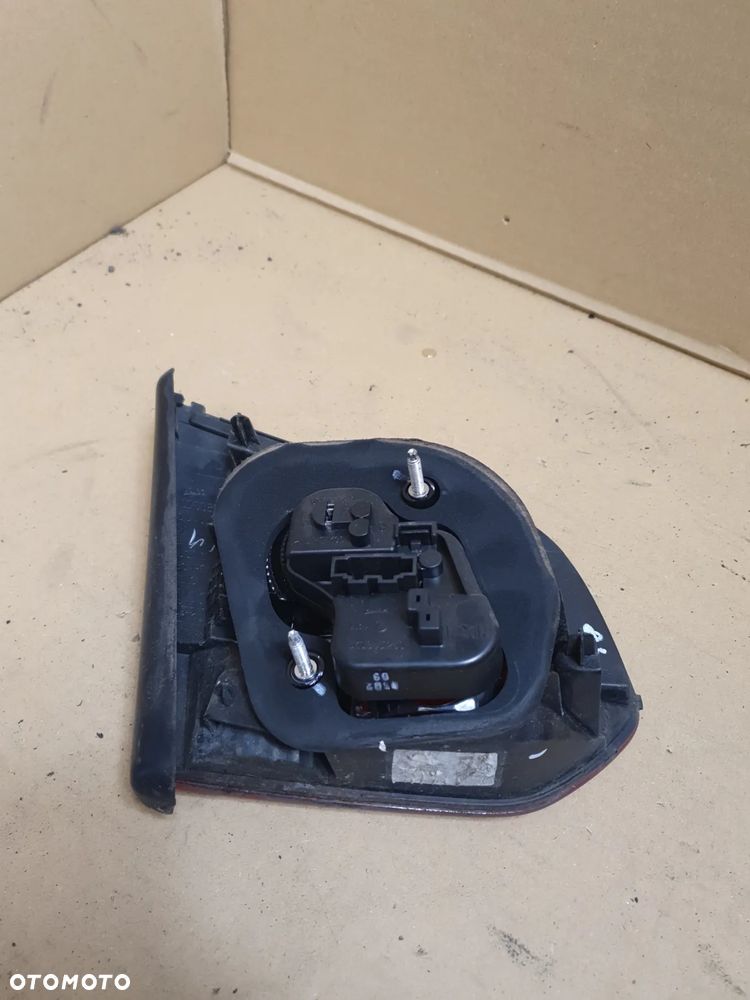 . LAMPA PRAWA W KLAPE VOLKSWAGEN GOLF 6 - 4