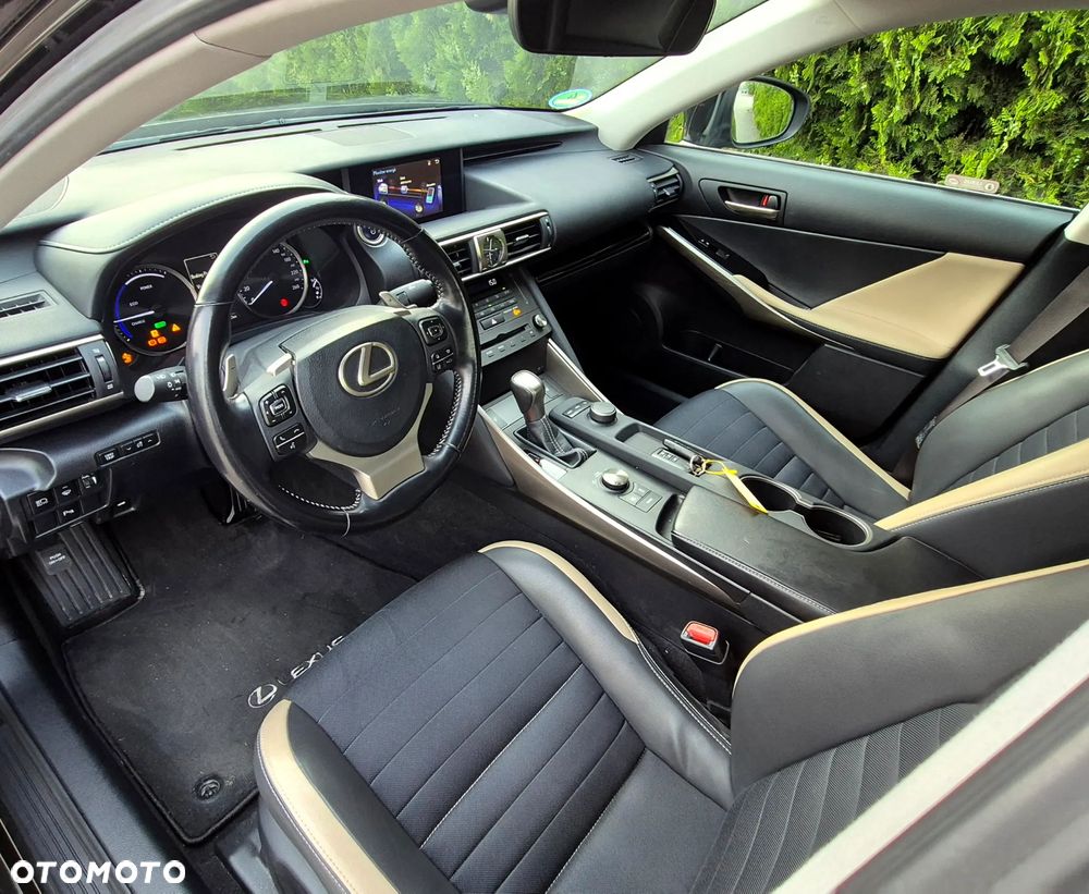 Lexus IS - 12